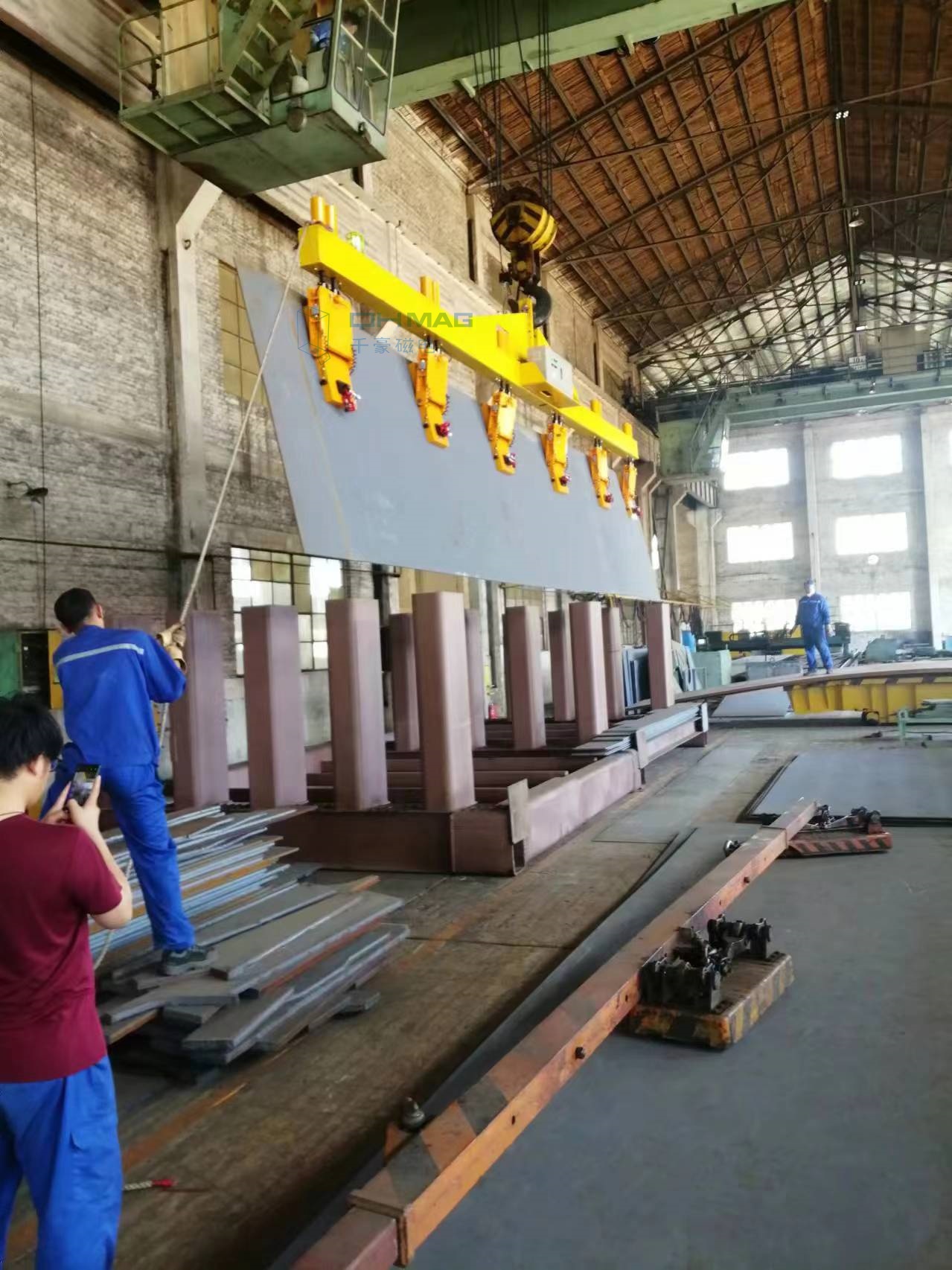 豎著吊鋼板，側(cè)吊鋼板，千豪電永磁吊具